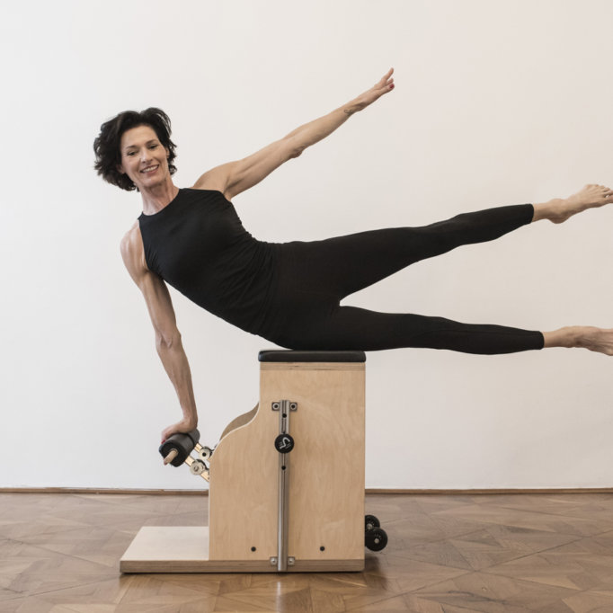 gudrun kohla_ pilates yoga vienna_chair_lateral flexion gudrun kohla_ pilates yoga vienna_chair_lateral flexion